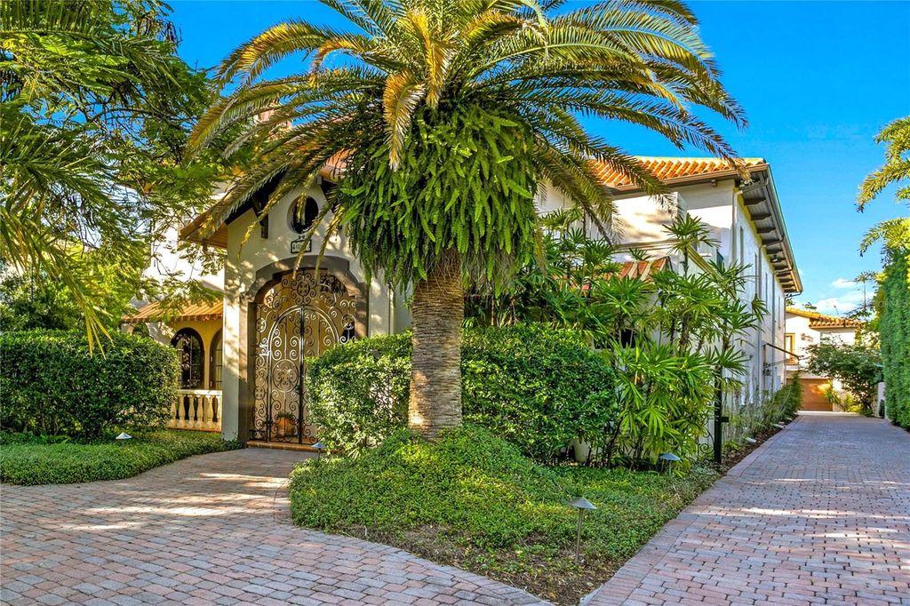 Photo of 4803 W Woodmere Road, Tampa, FL 33609 (MLS # TB8439358)