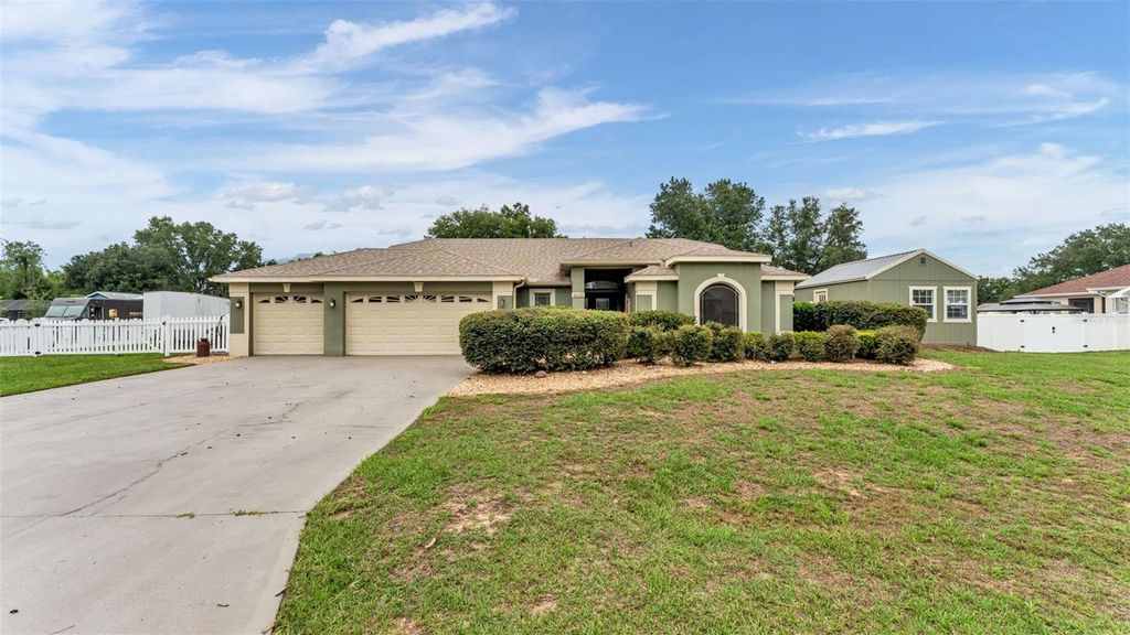 Photo of 36225 Oak Knoll Loop, Dade City, FL 33525 (MLS # L4962272)