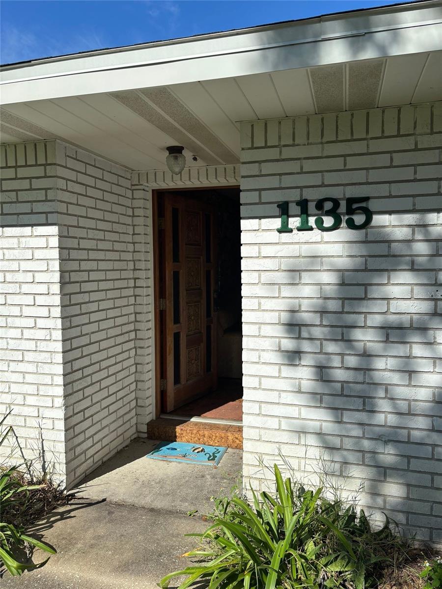 1135 ROBERTS STREET