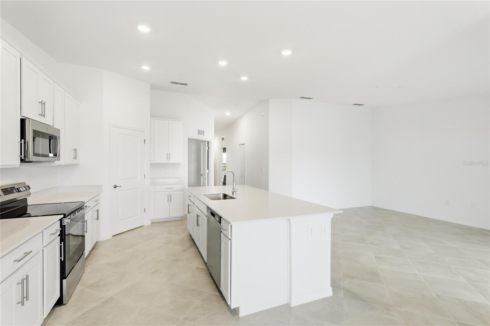 CALUSA COUNTRY CLUB - Residential Lease