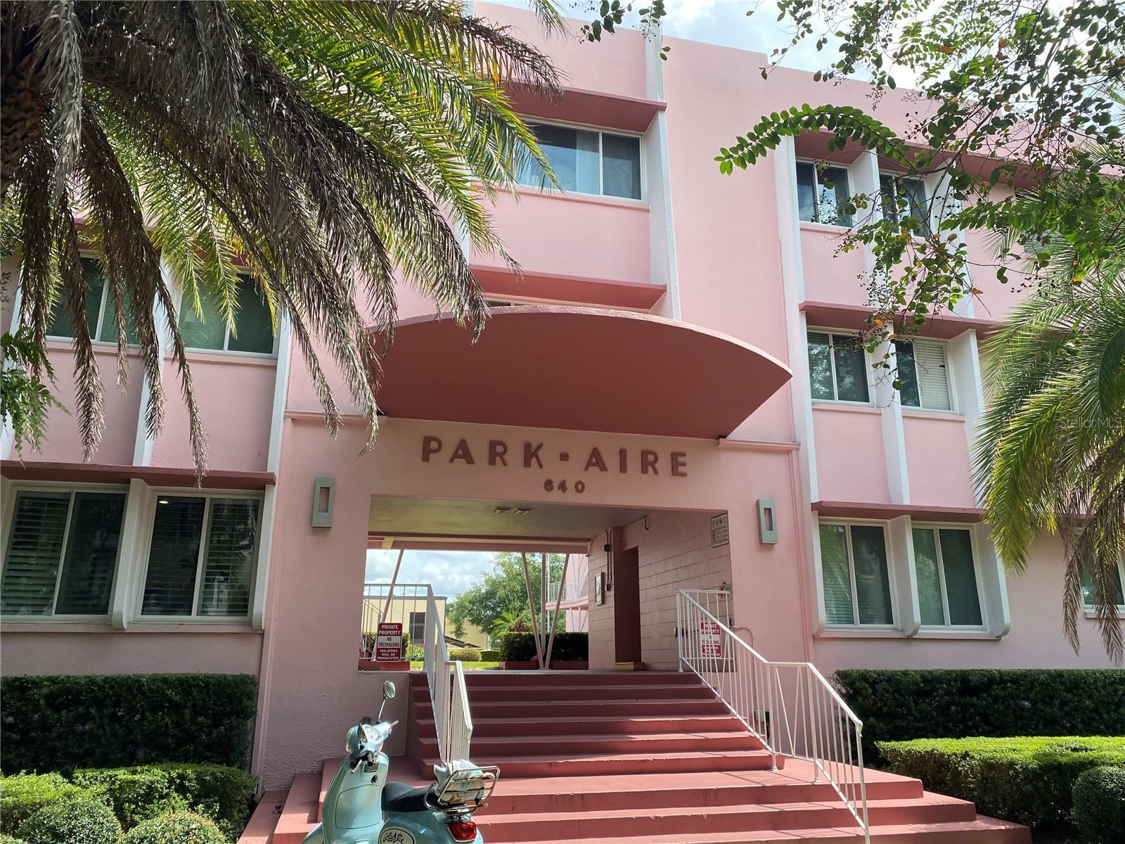 Great downtown winter park Location overlooking pool, renovated in 2024 , on year lease no smoking no pets service animals OK