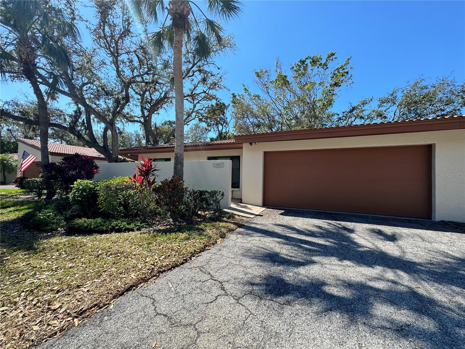 Available for immediate move in. Leased Jan-Mar 2026. This charming 3-bedroom, 2-bathroom TURNKEY FURNISHED villa is nestled in a peaceful community in West Bradenton, just a stone's throw away from the world-renowned IMG Sports Academy. This spacious villa features vaulted ceilings that create an open, airy atmosphere, complemented by an updated kitchen and baths that boast modern finishes and high-end appliances. Vast screened in lanai is surrounded by mature landscaping offering a serene and private retreat. The community itself is beautifully maintained, with access to a pool and spa, perfect for relaxing after a long day. With plenty of dining and shopping options nearby, you'll have everything you need just minutes from your front door. Plus, the stunning Gulf beaches are only a short drive away, allowing you to enjoy the best of both convenience and coastal living. All utilities included in rent.
RATES: IN SEASON JANUARY-APRIL: $5,000 MONTH / OFF SEASON MAY-DECEMBER: $2,500 MONTH. ALL UTLITIES INCLUDED.