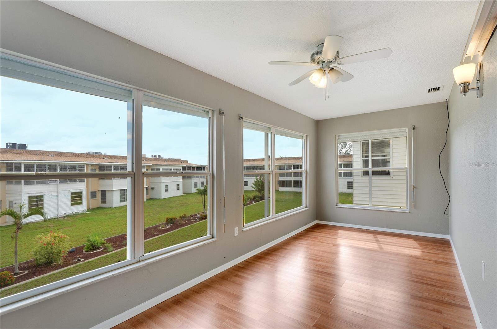 PLAZA VIEW APTS UN 01 - Residential