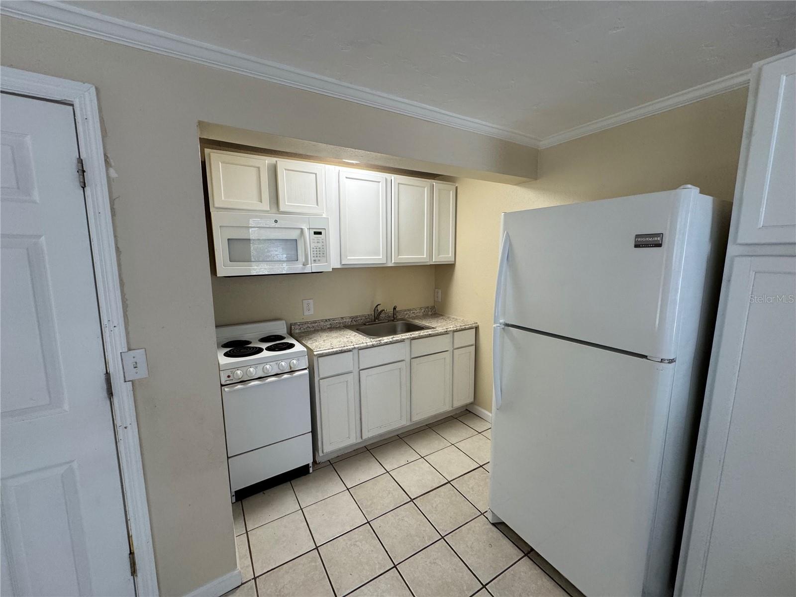 BEACH MANOR - Residential Lease