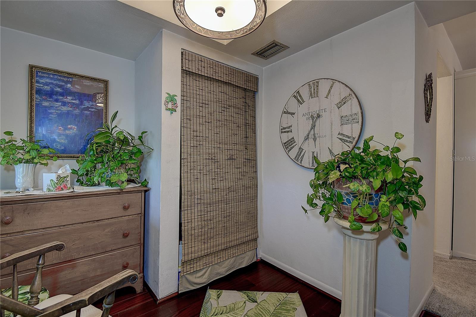 LAKE OVERLOOK APTS - Residential