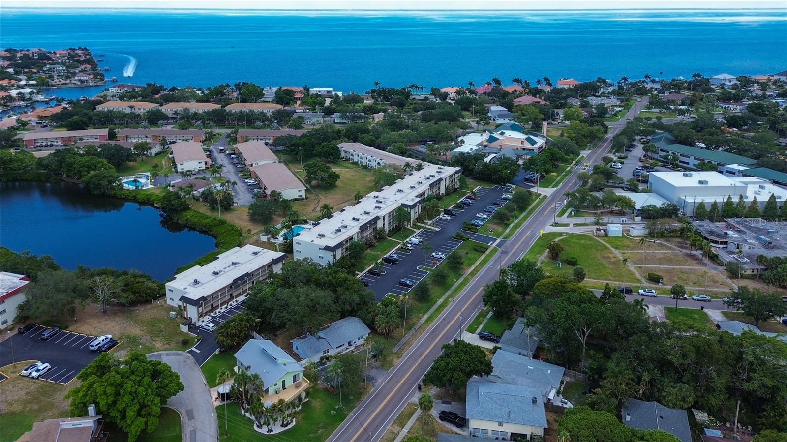 LAKE OVERLOOK APTS - Residential