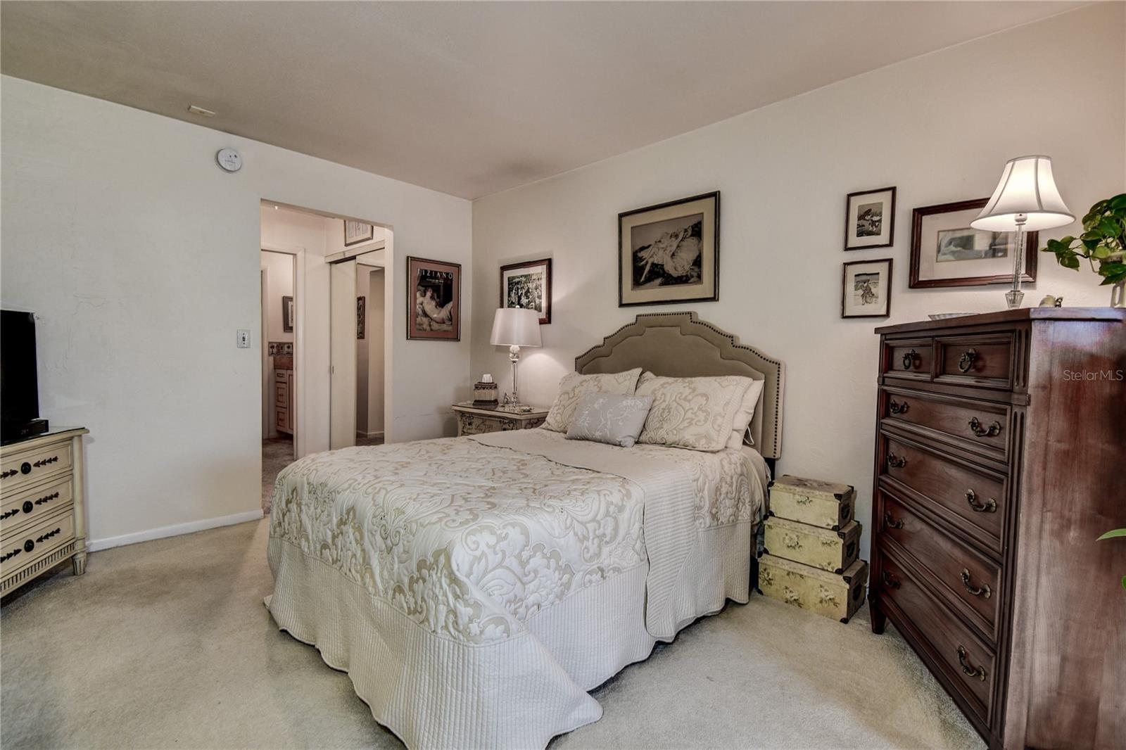 LAKE OVERLOOK APTS - Residential