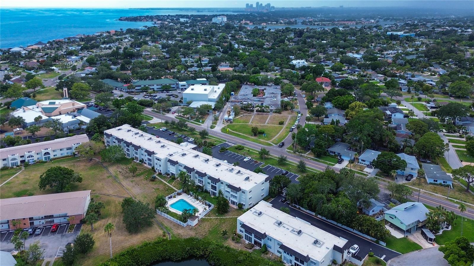 LAKE OVERLOOK APTS - Residential