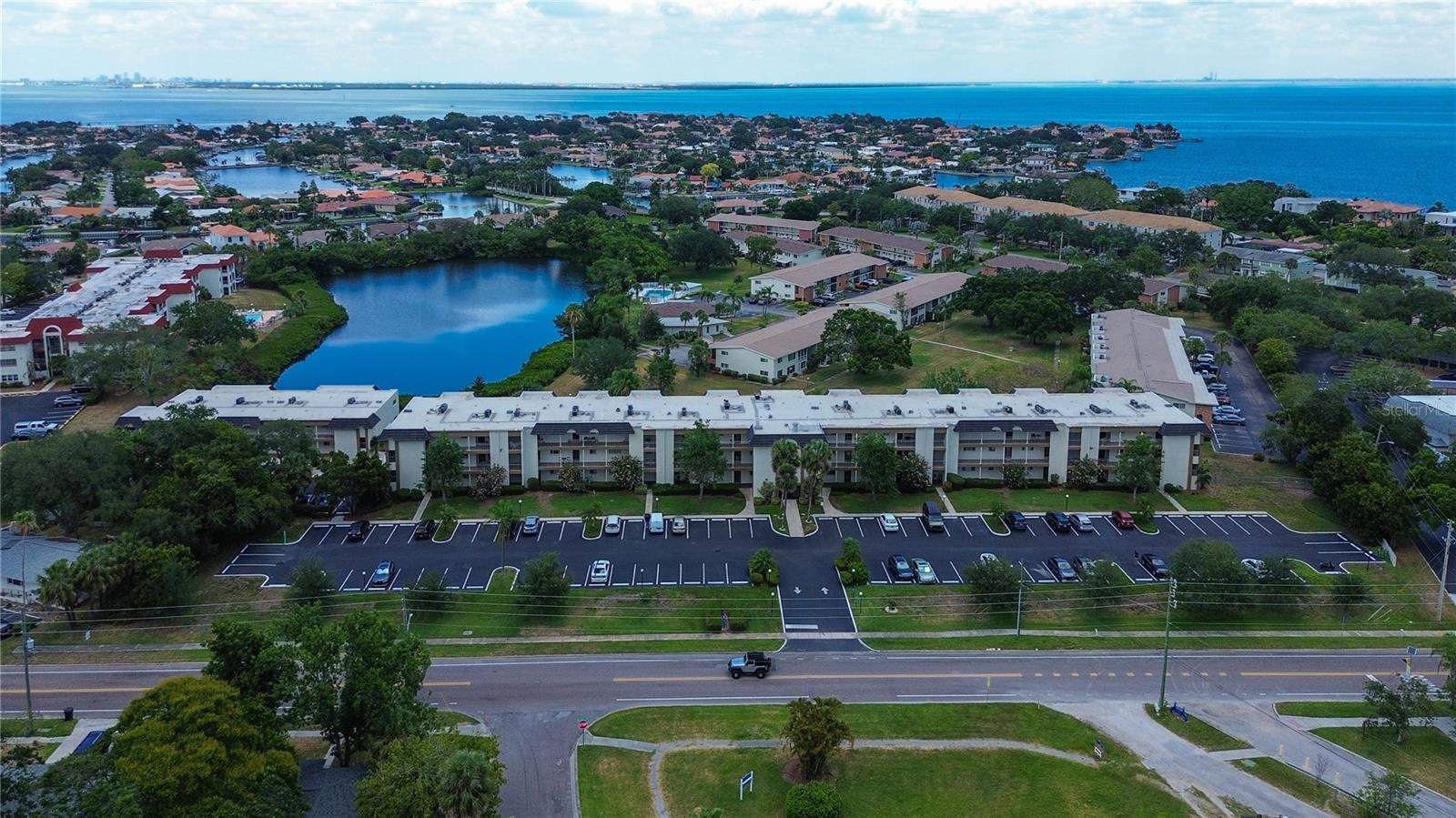 LAKE OVERLOOK APTS - Residential