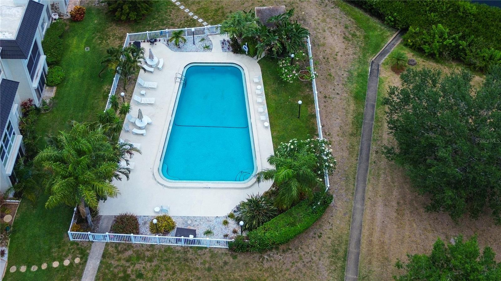 LAKE OVERLOOK APTS - Residential