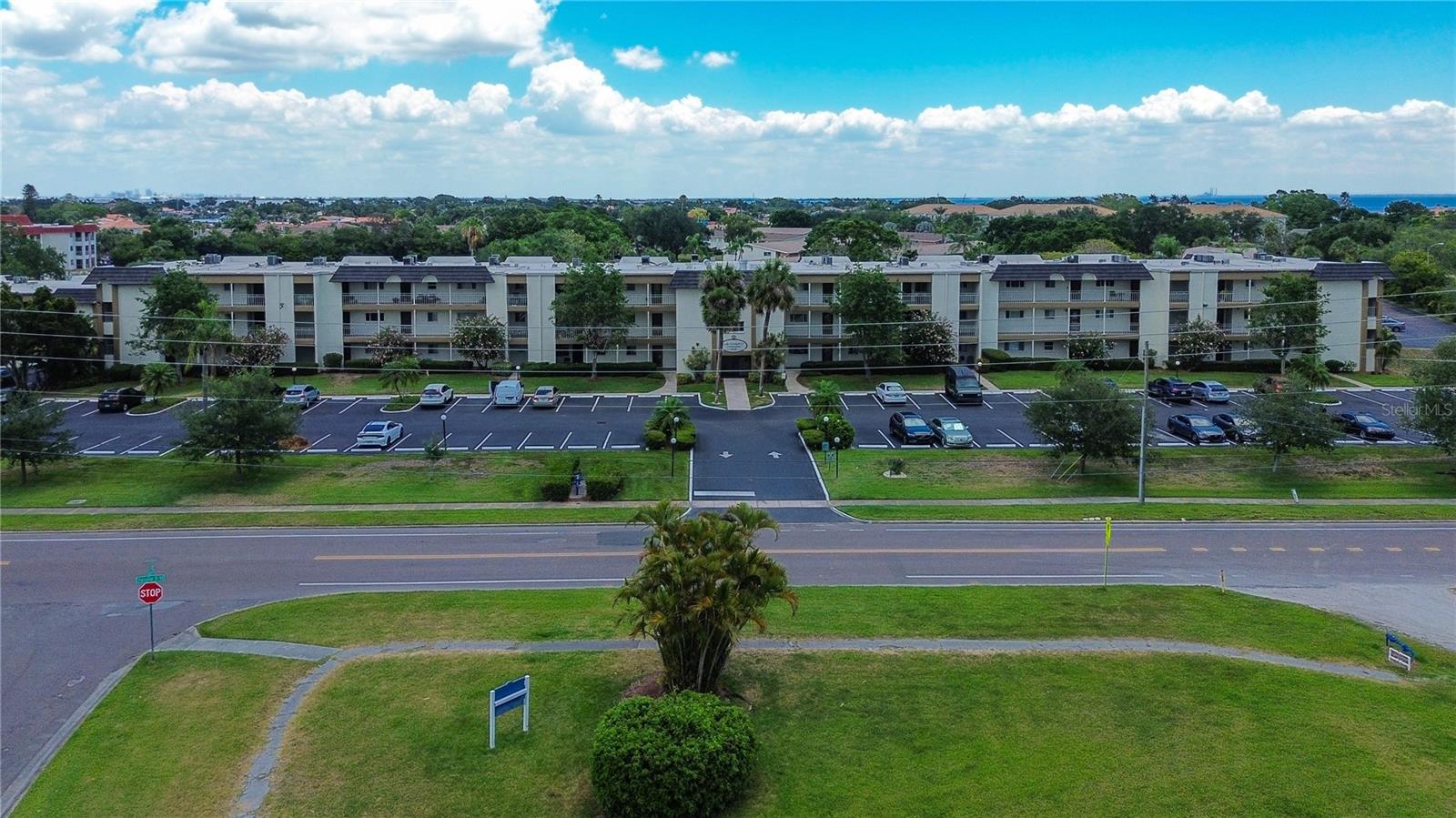 LAKE OVERLOOK APTS - Residential