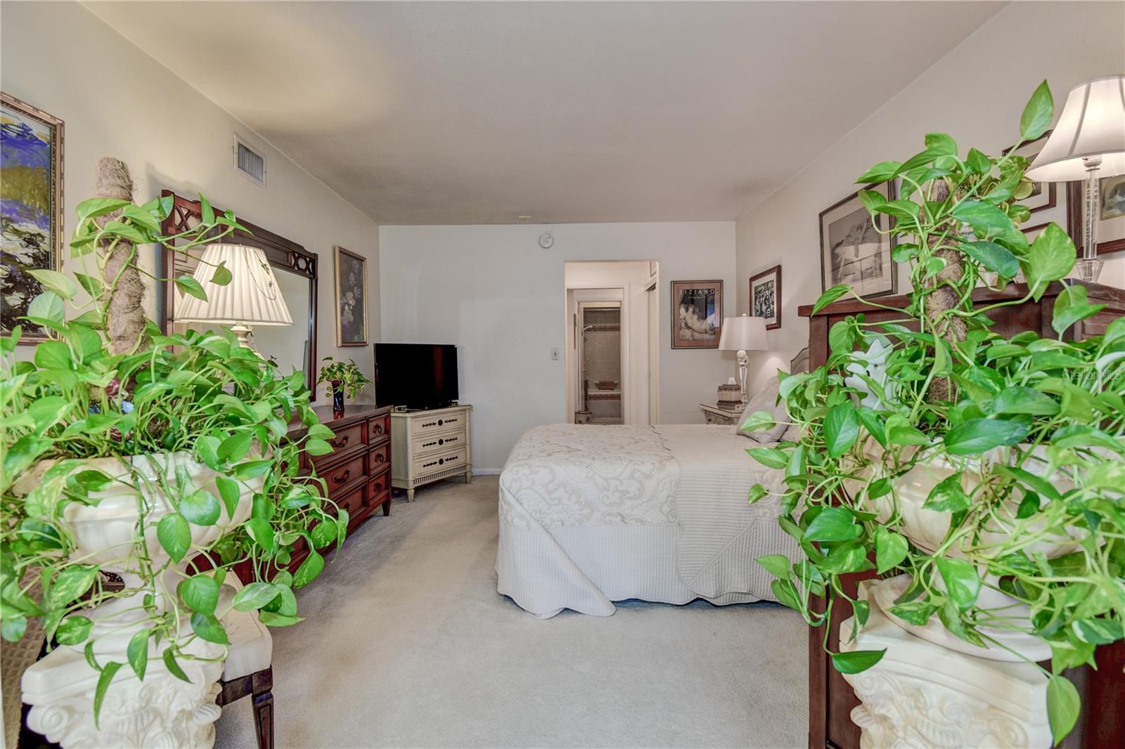 LAKE OVERLOOK APTS - Residential