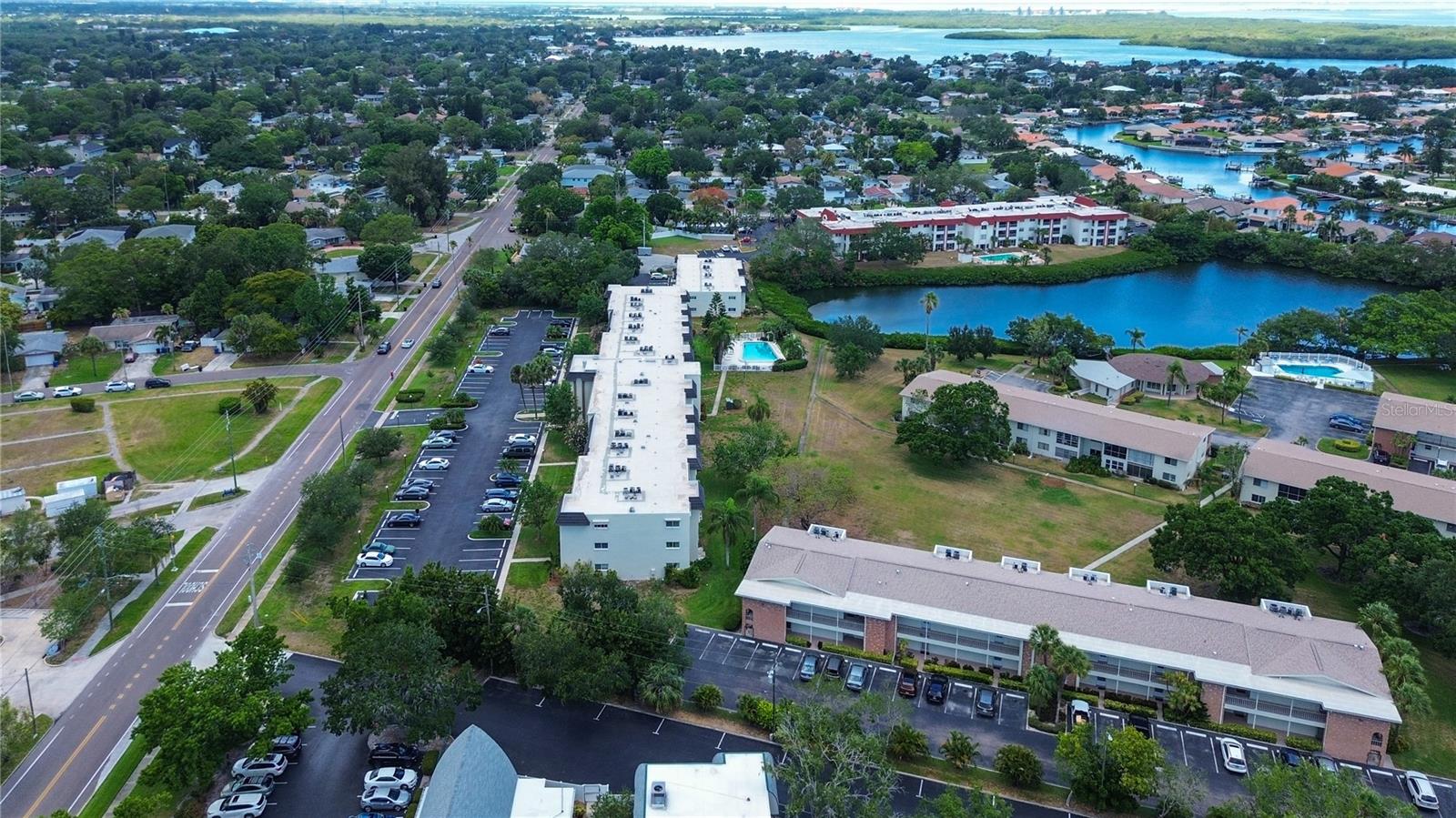 LAKE OVERLOOK APTS - Residential