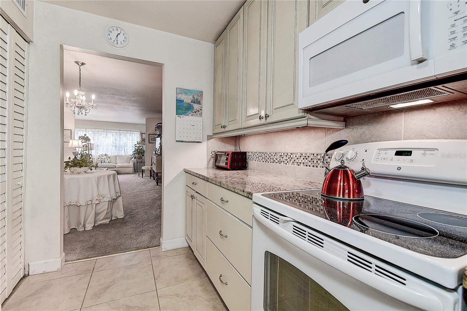 LAKE OVERLOOK APTS - Residential