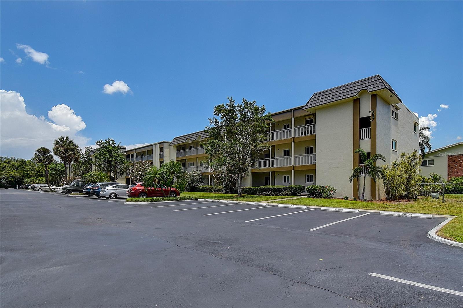 LAKE OVERLOOK APTS - Residential