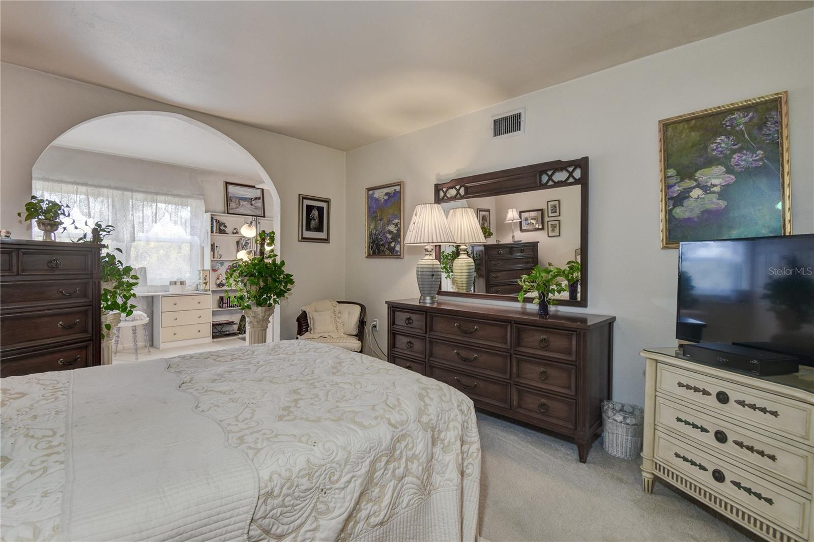 LAKE OVERLOOK APTS - Residential