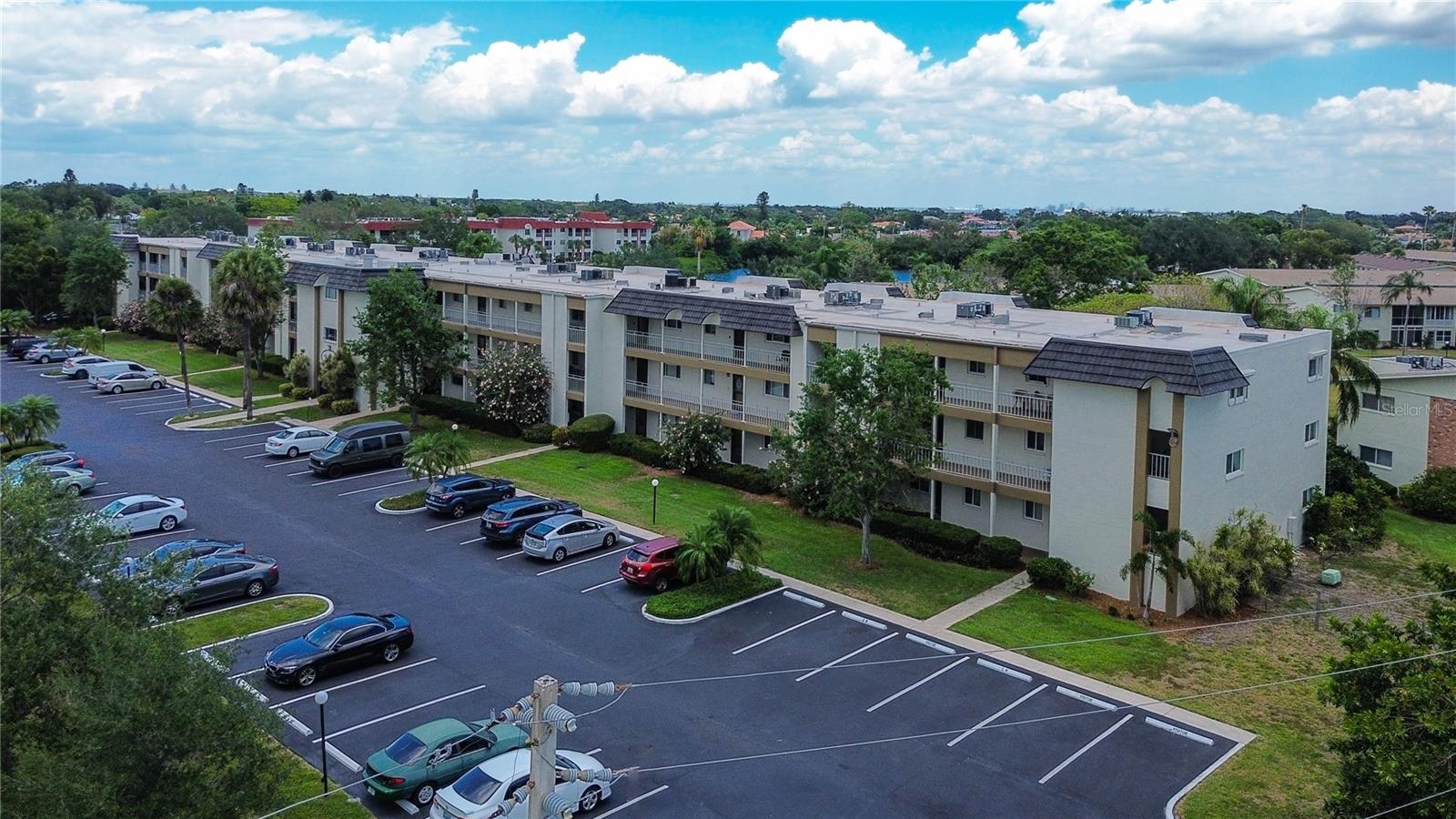 LAKE OVERLOOK APTS - Residential