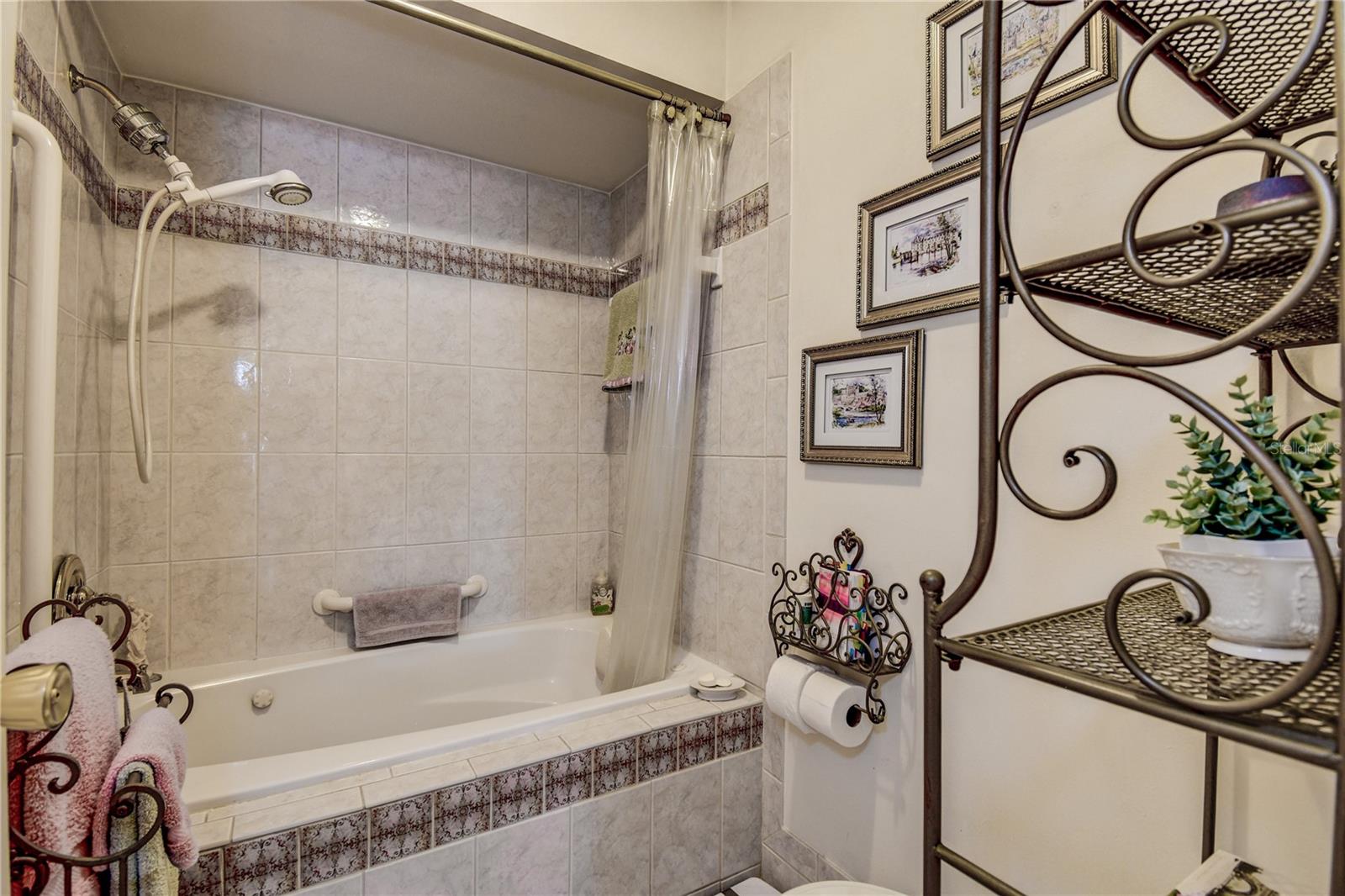 LAKE OVERLOOK APTS - Residential