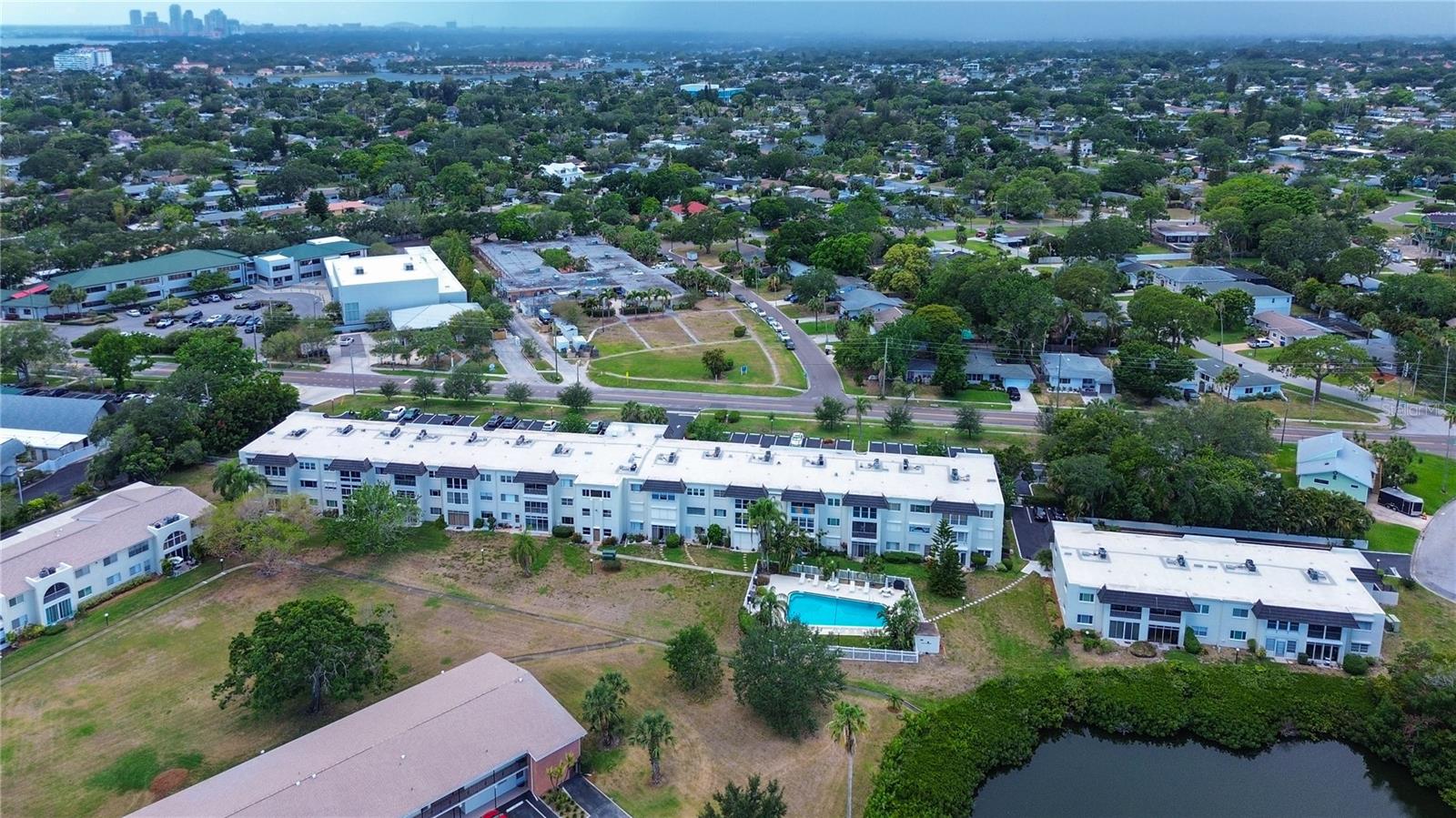 LAKE OVERLOOK APTS - Residential