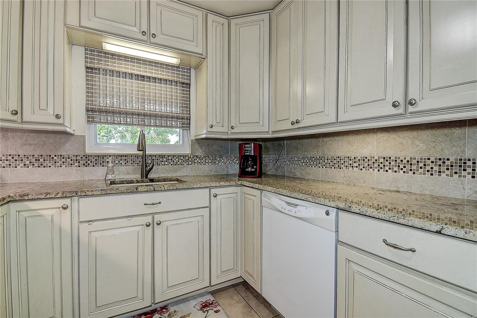 LAKE OVERLOOK APTS - Residential