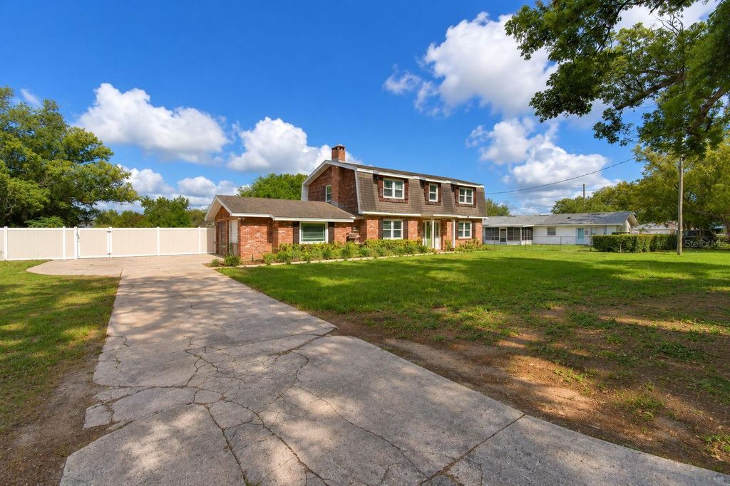 Photo of 215 S Ilakee Avenue, Lake Alfred, FL 33850 (MLS # P4938879)