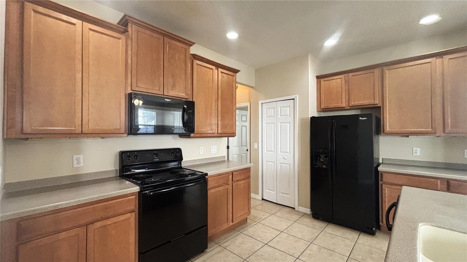 WATERS EDGE/LK NONA - Residential Lease