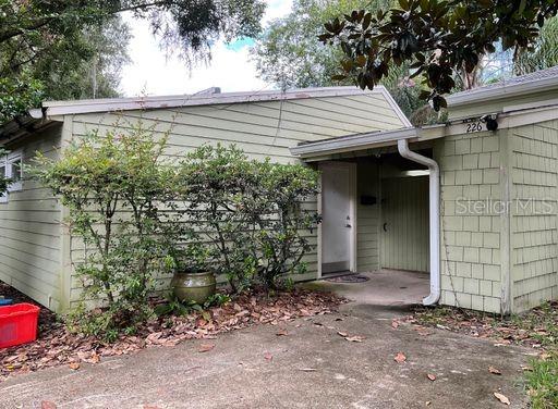 Welcome to this charming vintage house located in Gainesville, FL. This cozy 1 bedroom, 1 bathroom home offers a laundry room for your convenience and parking for your vehicle. The vintage charm of this house adds character and warmth to the space, making it a unique and inviting place to call home. Don't miss out on the opportunity to live in this quaint and historic property in a desirable location. Contact us today to schedule a tour and see all that this lovely house has to offer. With a shared backyard space fully fenced in backyard