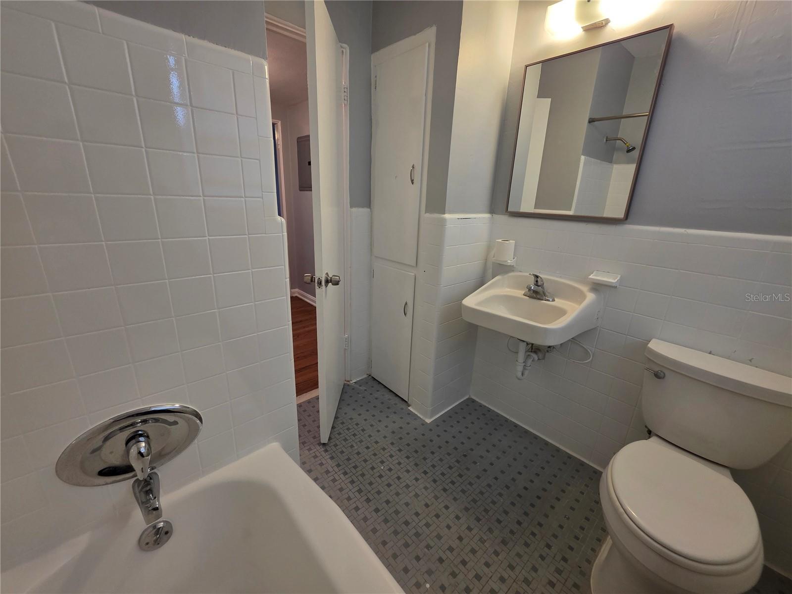 JOHNSON MANOR R/P - Residential Lease