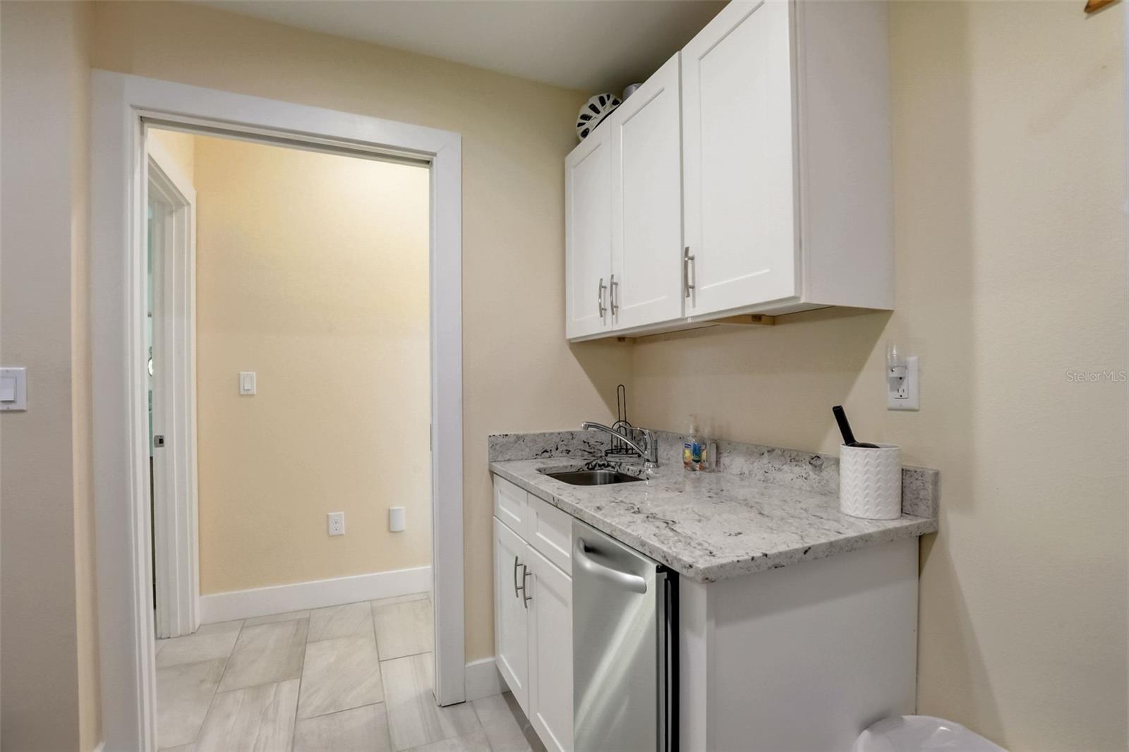 LIDO BEACH DIV B - Residential Lease