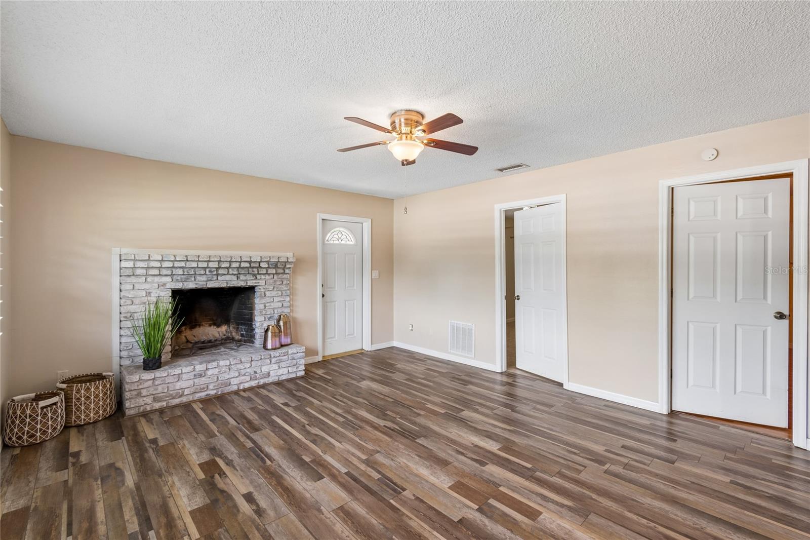 LAKESIDE VILLAGE - Residential