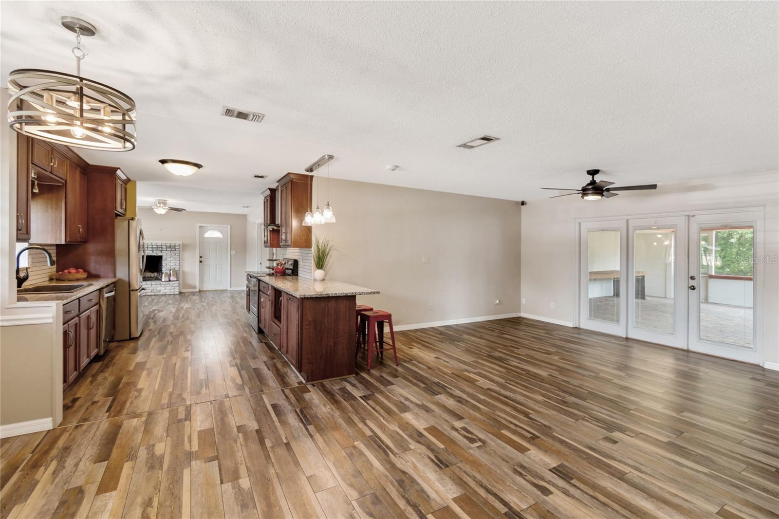 LAKESIDE VILLAGE - Residential