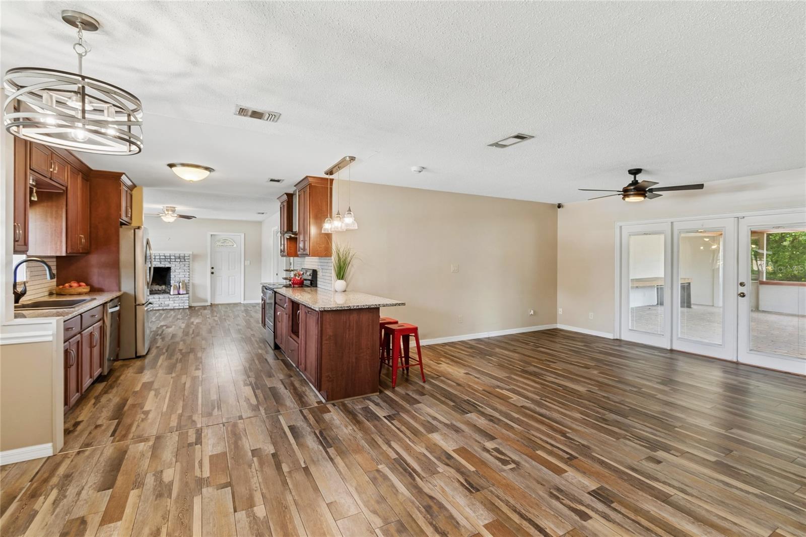 LAKESIDE VILLAGE - Residential