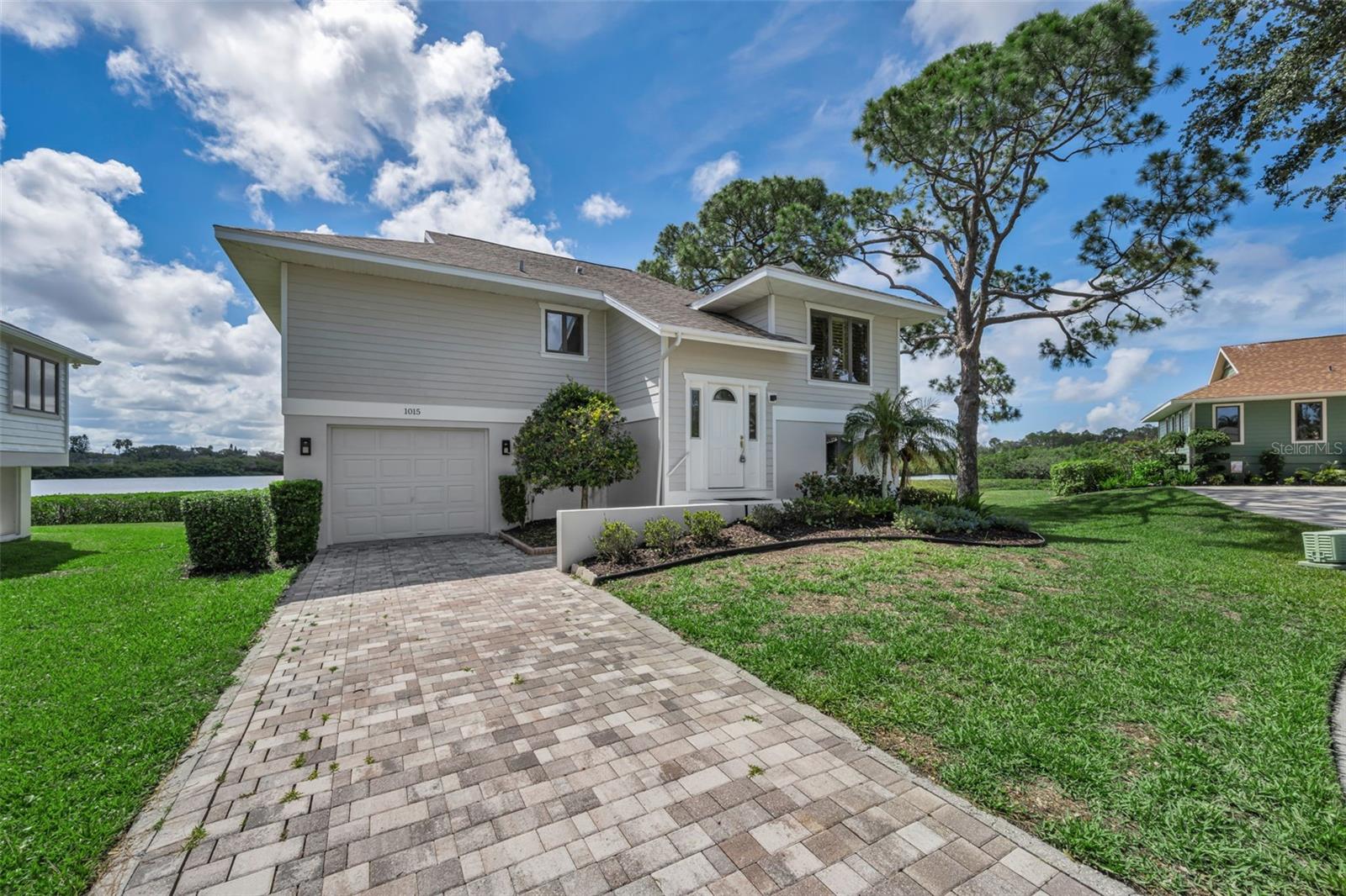 1015 TEAL POINTE