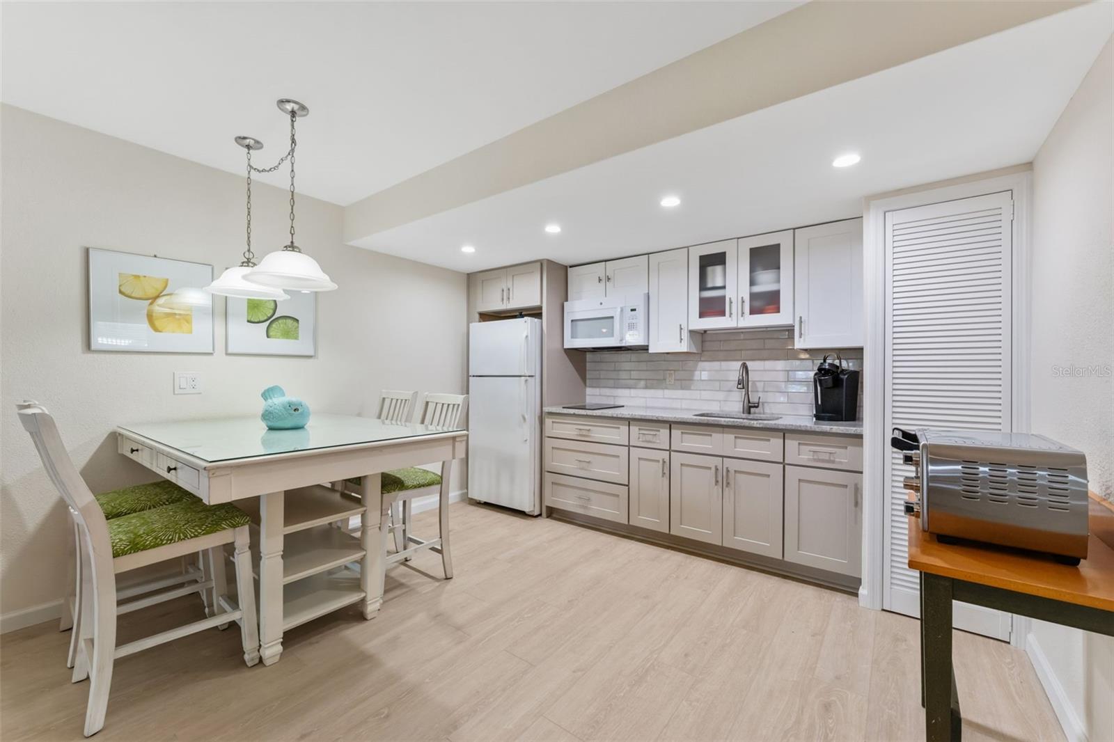 CHATEAU CONDO THE - Residential