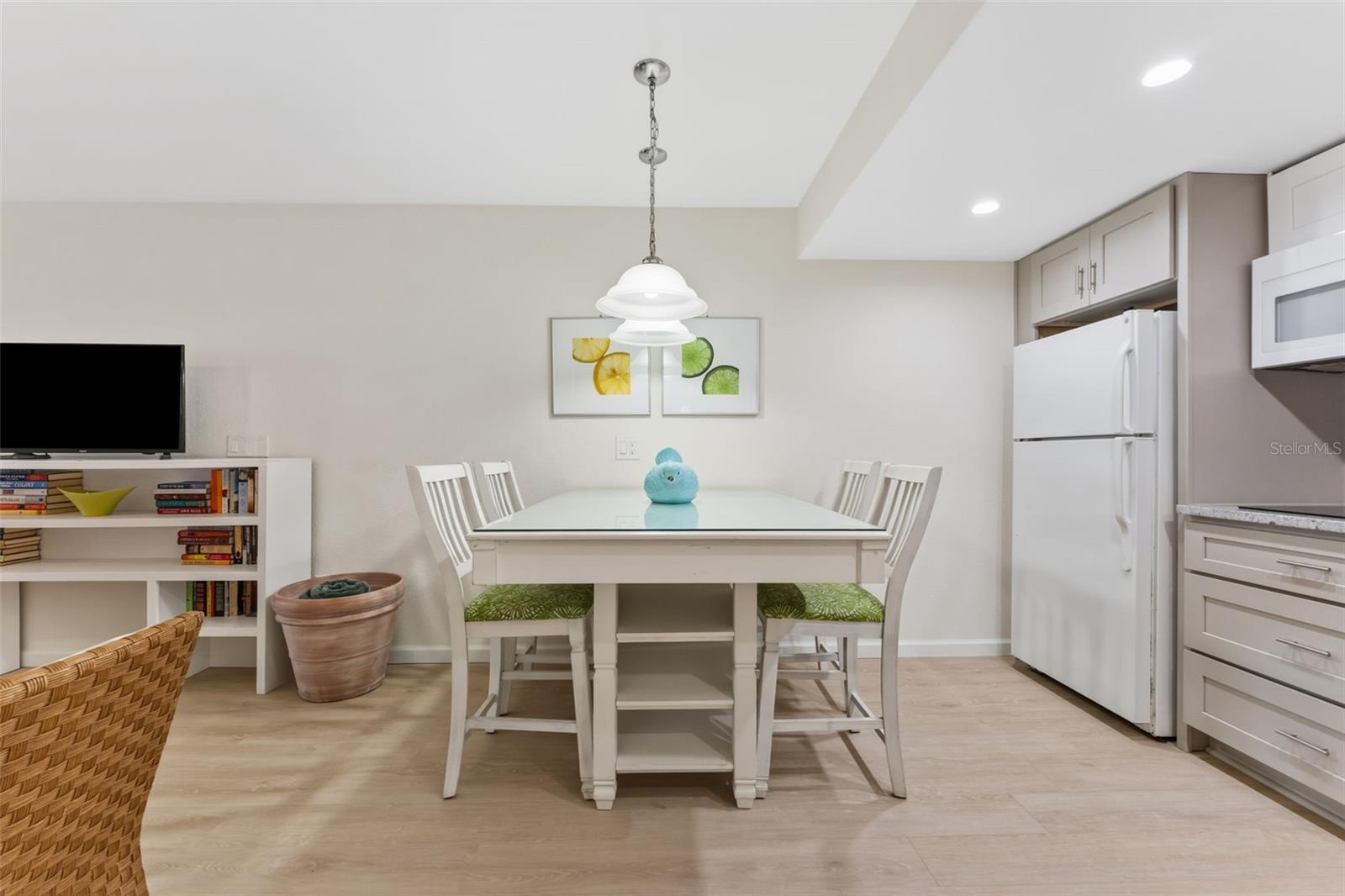 CHATEAU CONDO THE - Residential