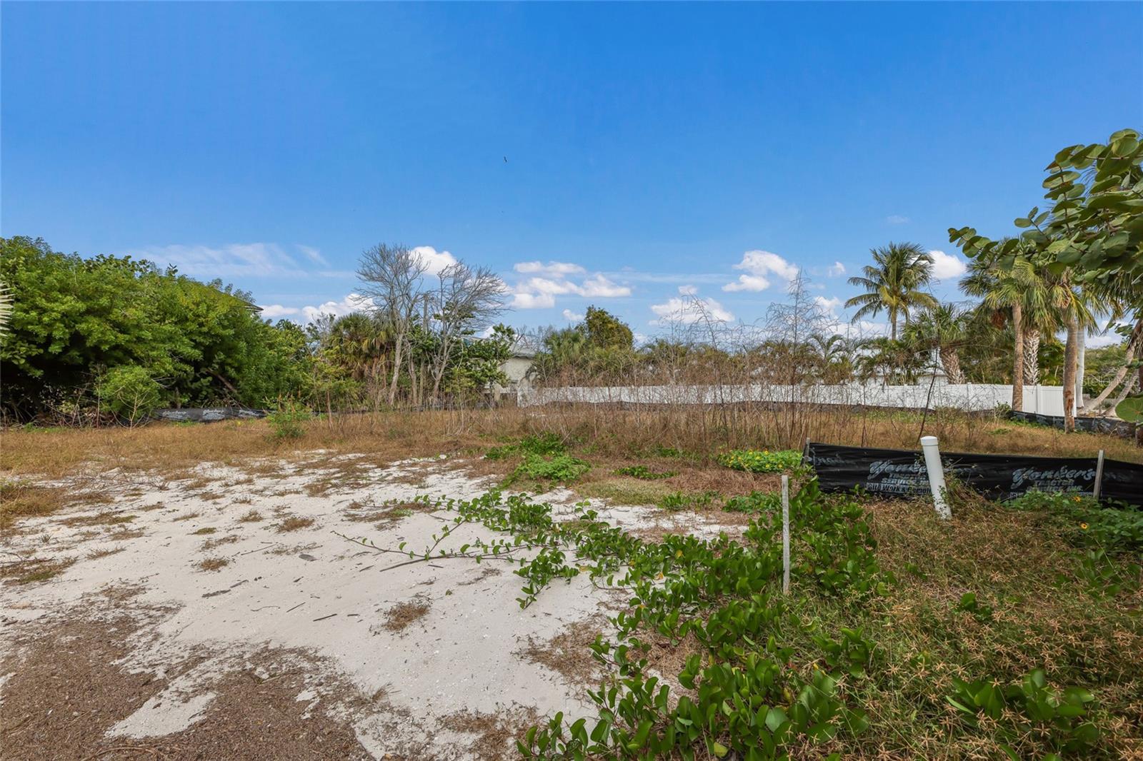 SLEEPY LAGOON - Land