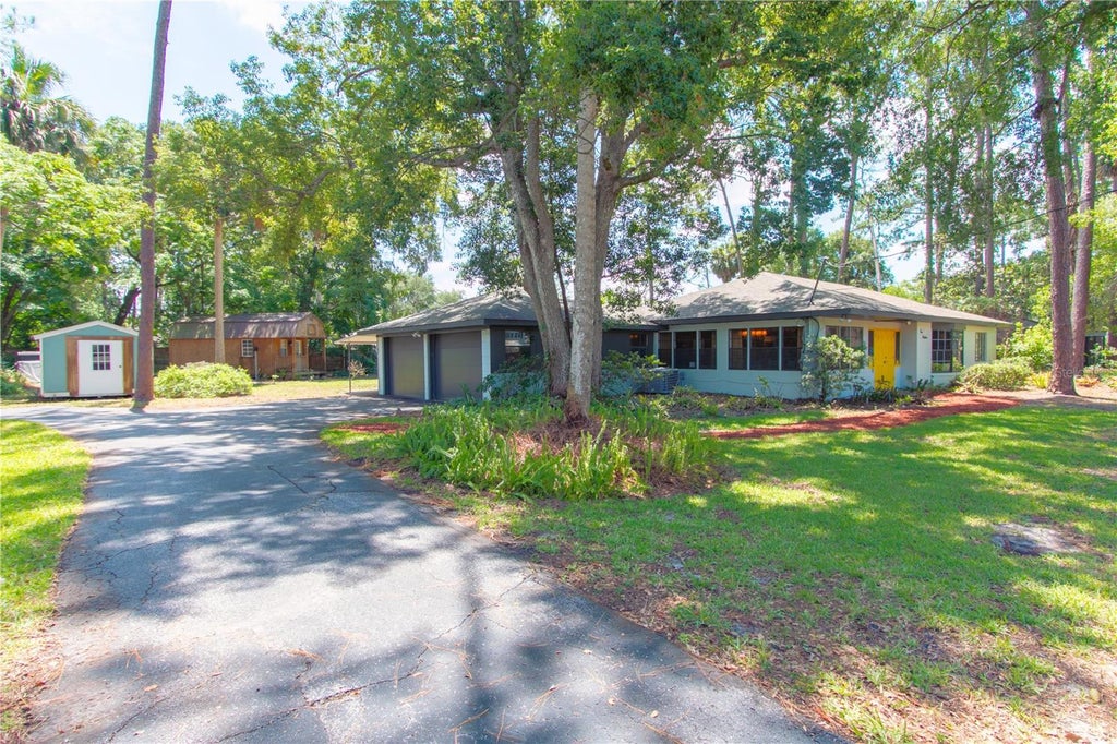 Photo of 119 W Crystal Drive, Sanford, FL 32773 (MLS # O6416738)