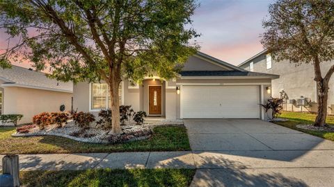 Photo of 333 Castlemain Circle, Davenport, FL 33897 (MLS # P4937081)