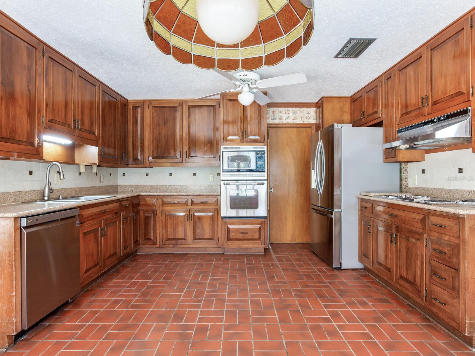BAYSHORE COURT - Residential