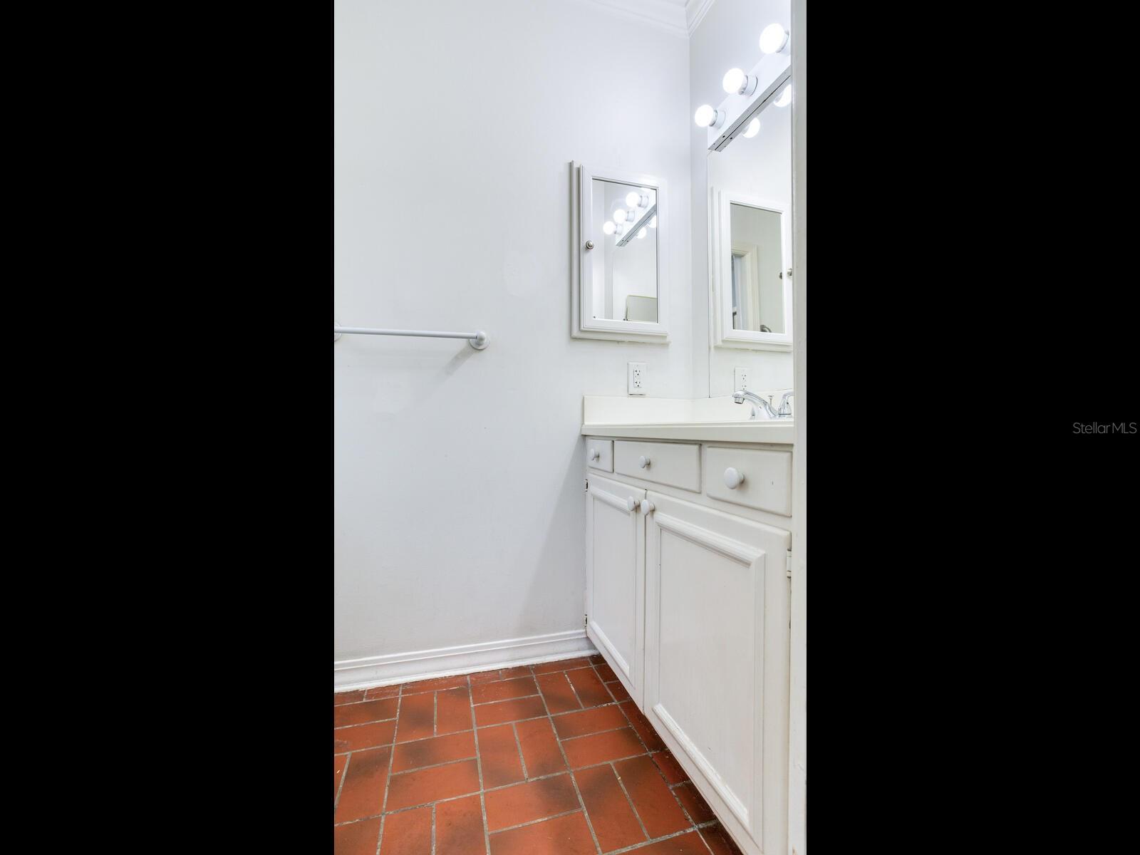 BAYSHORE COURT - Residential