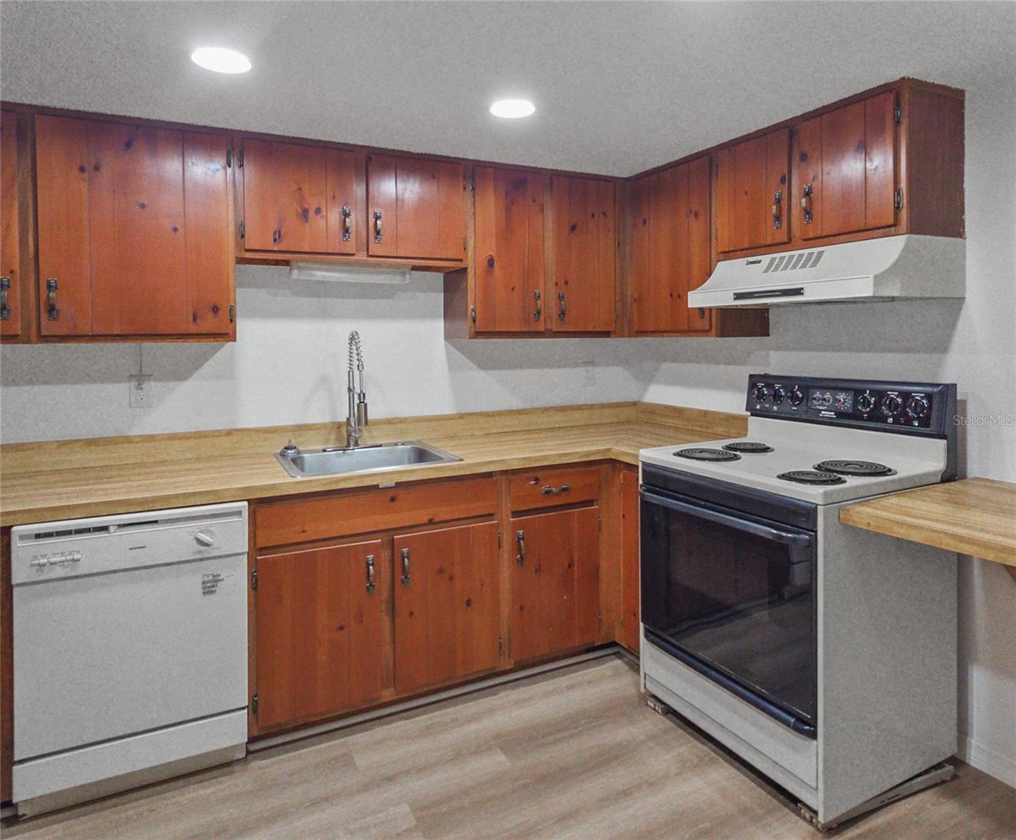 FAIRWAYS AT SILVER SPRINGS SHORES #6 - Residential