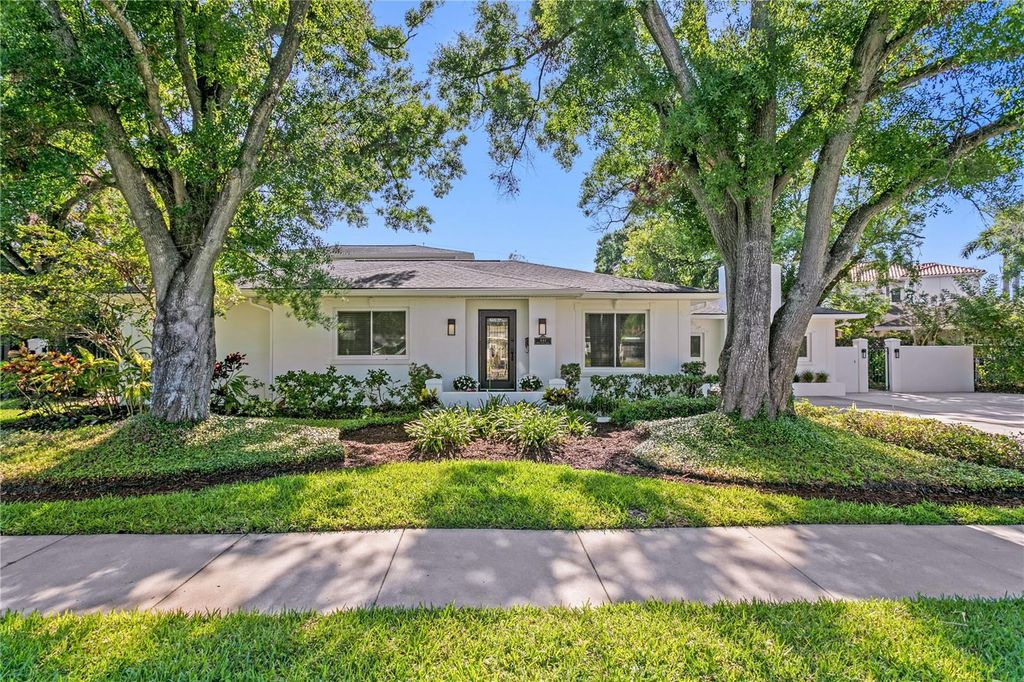 Photo of 444 W Davis Boulevard, Tampa, FL 33606 (MLS # TB8384477)