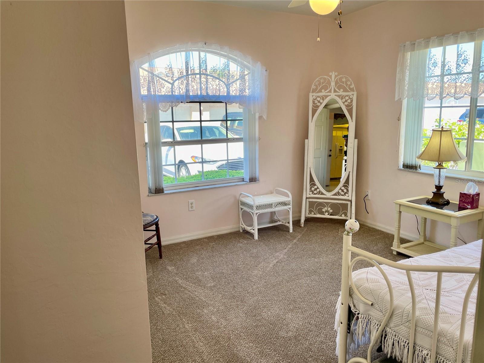 NORTH SHORE/KINGSWAY UNIT #1401 OR 548/2 - Residential