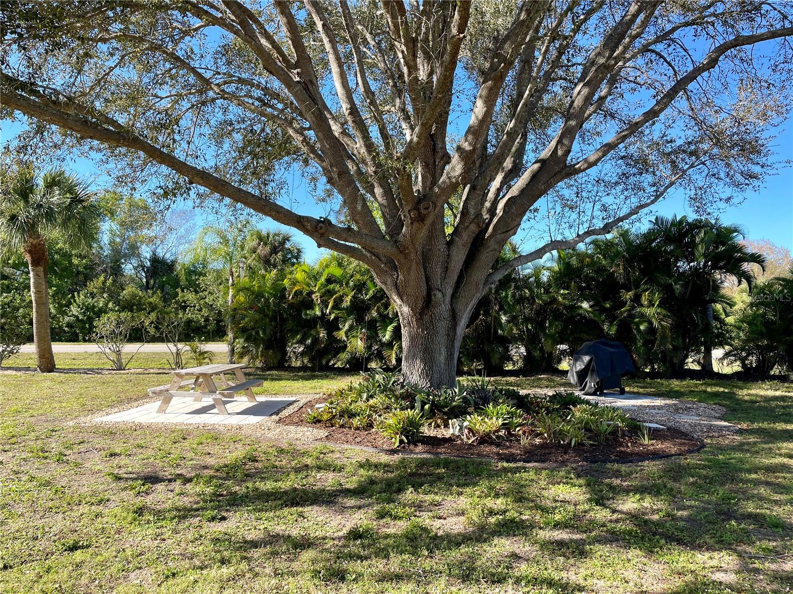 NORTH SHORE/KINGSWAY UNIT #1401 OR 548/2 - Residential