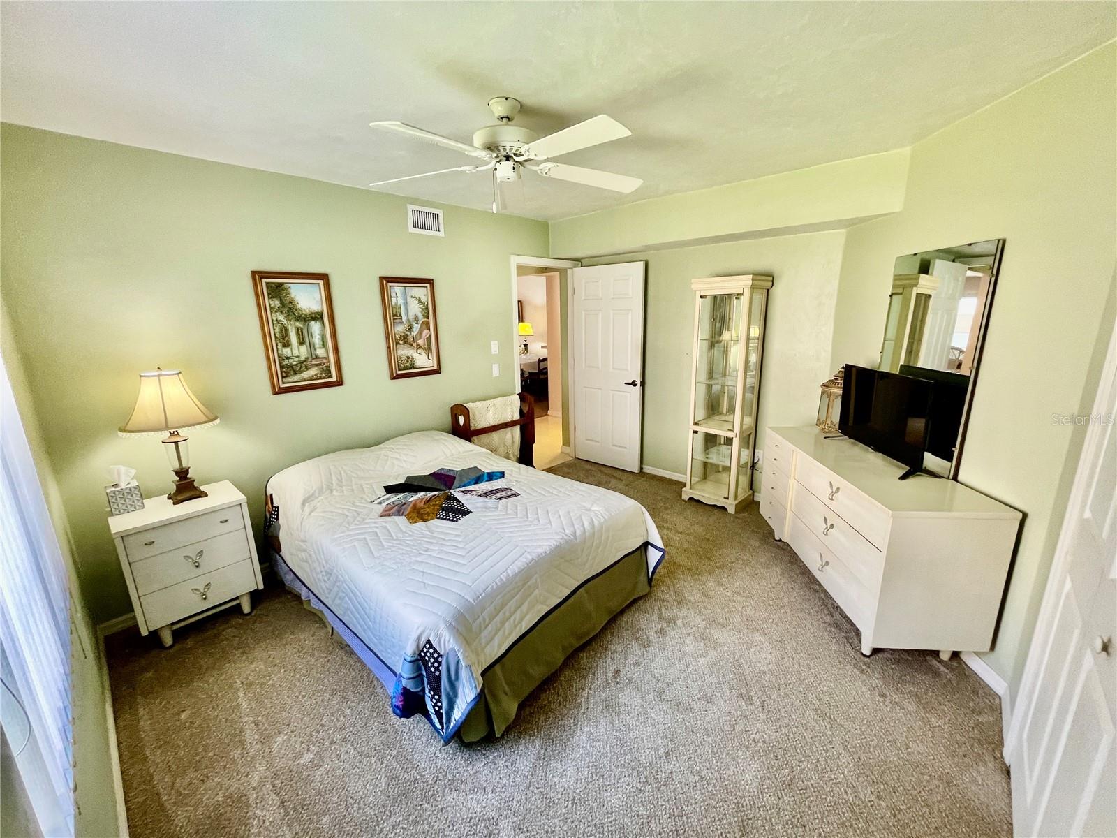 NORTH SHORE/KINGSWAY UNIT #1401 OR 548/2 - Residential