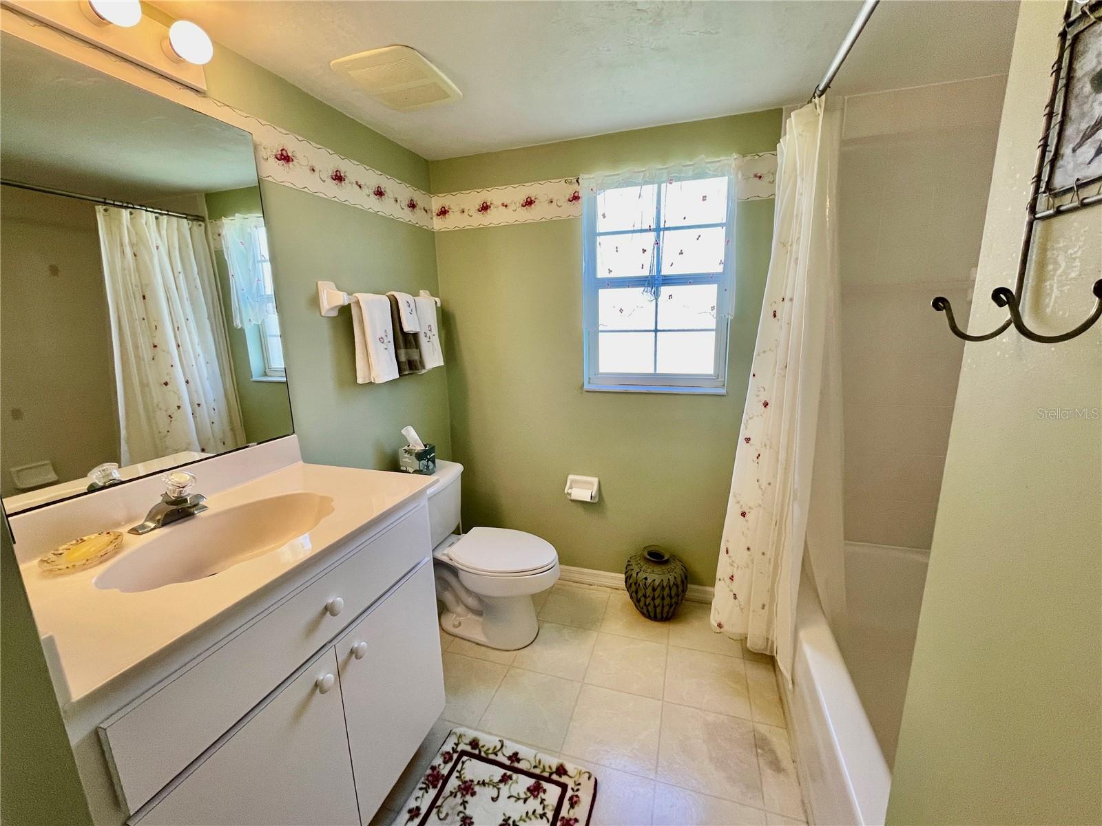 NORTH SHORE/KINGSWAY UNIT #1401 OR 548/2 - Residential