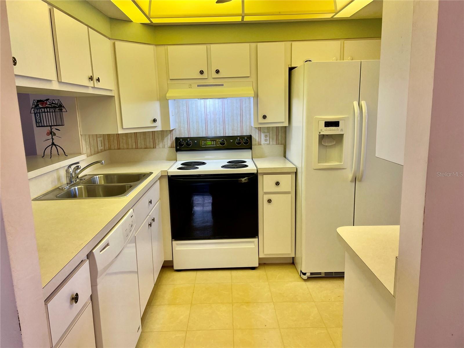 NORTH SHORE/KINGSWAY UNIT #1401 OR 548/2 - Residential