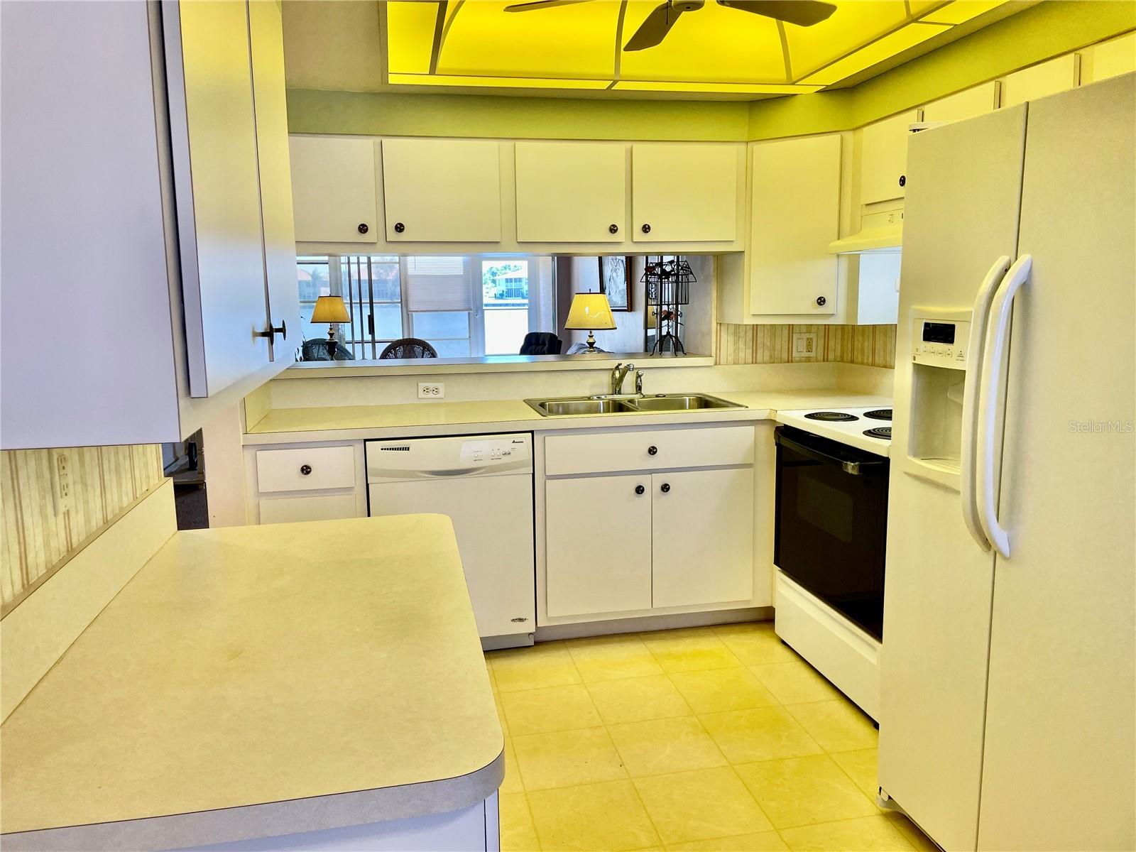 NORTH SHORE/KINGSWAY UNIT #1401 OR 548/2 - Residential