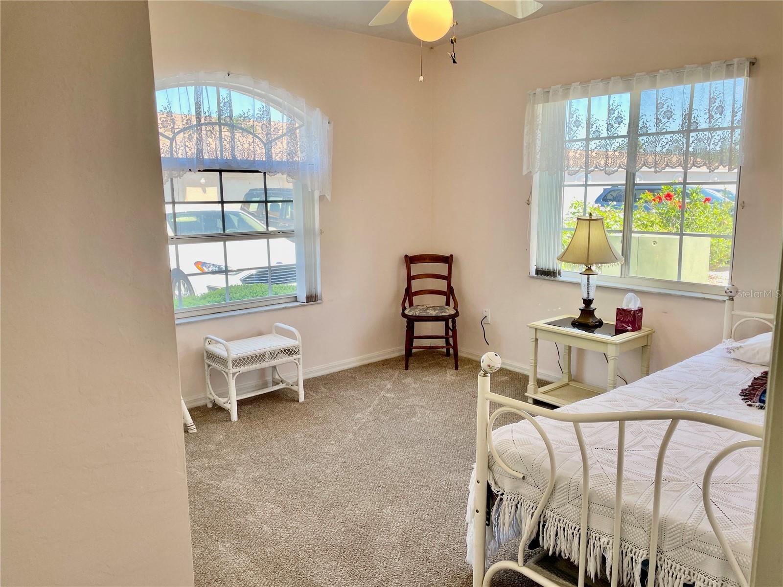 NORTH SHORE/KINGSWAY UNIT #1401 OR 548/2 - Residential