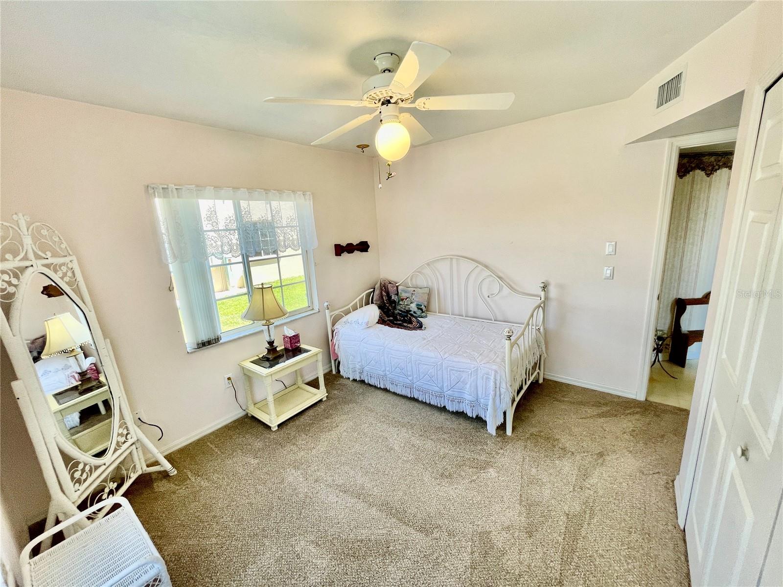 NORTH SHORE/KINGSWAY UNIT #1401 OR 548/2 - Residential